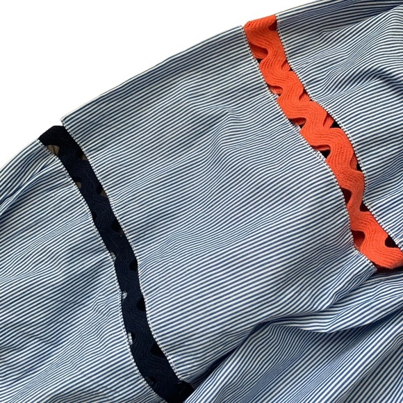 Crown & Ivy off shoulder seersucker blue and white pin stripe shirt size medium - Picture 6 of 6